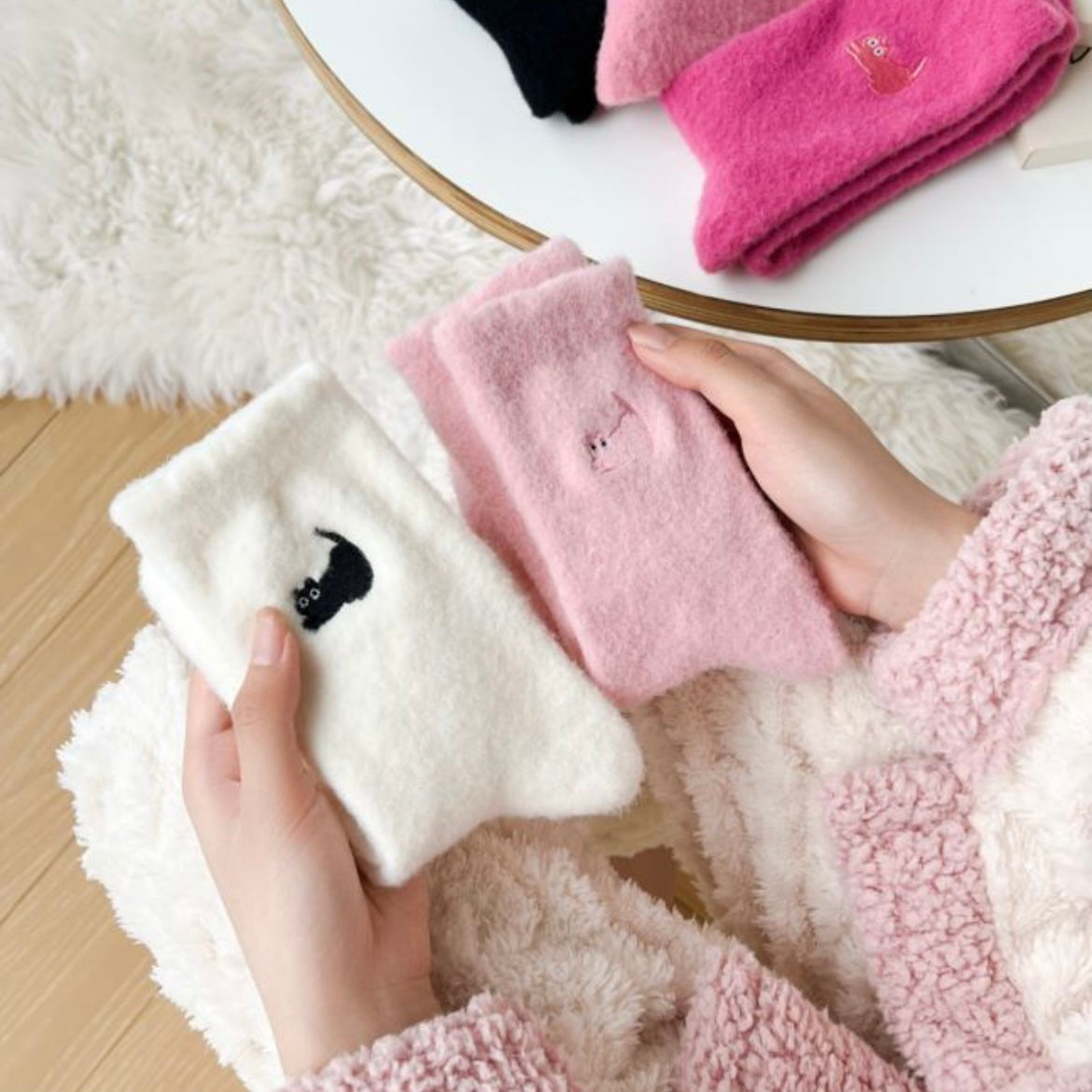 Winter Cute Plush Cat Embroidery Pattern Warm Mid-calf Socks