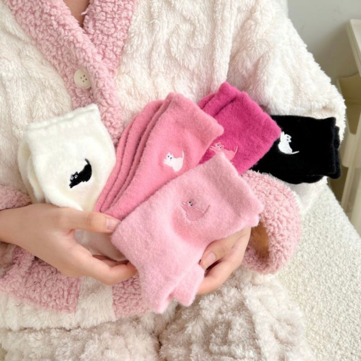 Winter Cute Plush Cat Embroidery Pattern Warm Mid-calf Socks